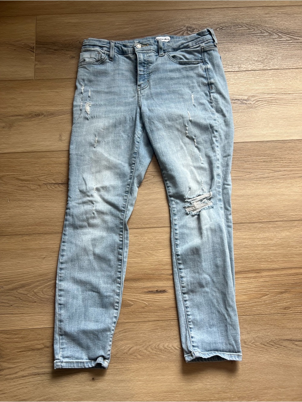 Studio Light Blue Jeans Distressed size 31